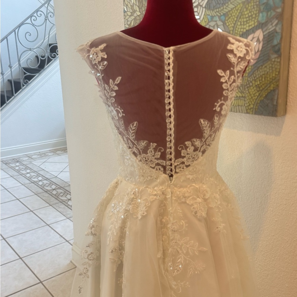 JJ’s House A-line Illusion Tulle Lace Short Wedding Dress with Two Tier 31” Veil - Picture 10 of 16